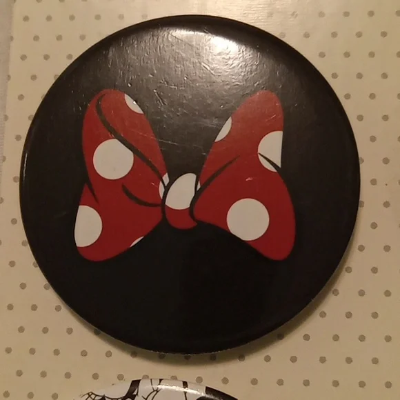 Disney Minnie Mouse button pin set - Picture 5 of 6